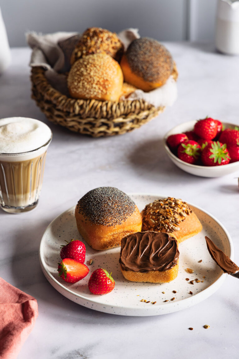 Mini-Frühstücksbrötchen aus der Brwonieform mit Saatentopping.