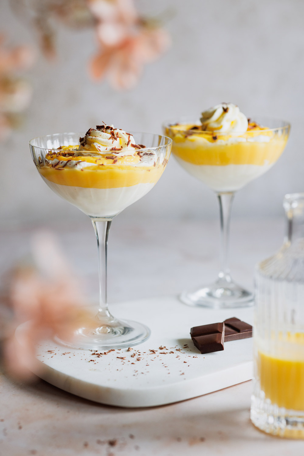 Eierlikör Schichtdessert im Glas mit Schokoladenraspeln.