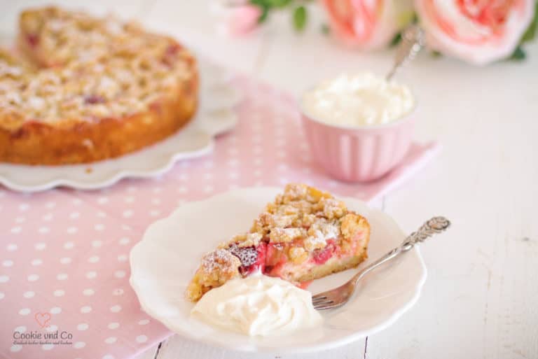 Rhabarber-Streuselkuchen mit Pudding