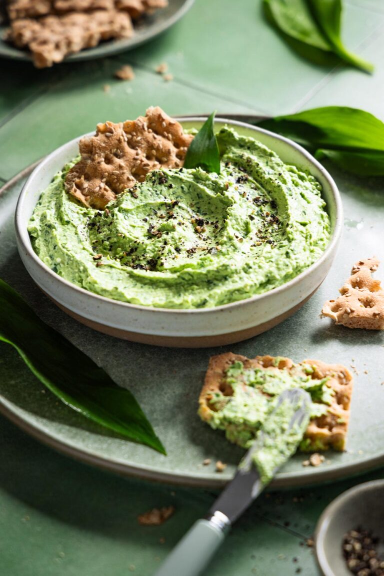 Bärlauch-Feta Dip und Aufstrich mit Knäckebrot.