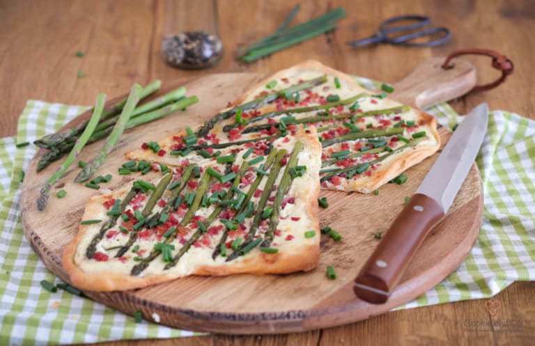 Flammkuchen mit grünem Spargel