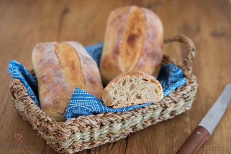 Pane bianco in einem Brotkorb. Ein mediterranes Weißbrot, dass Ciabatta ähnelt.