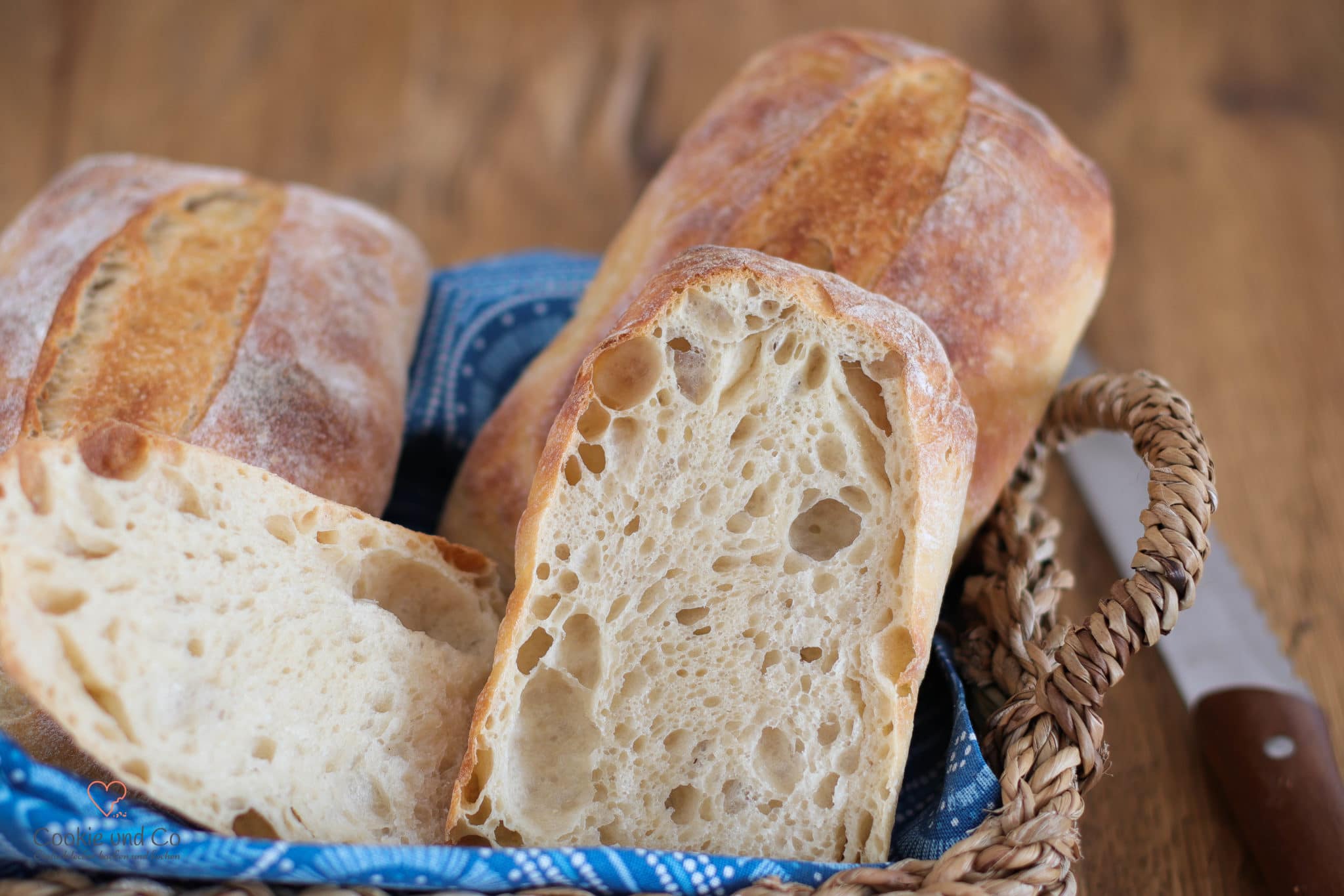 Pane bianco in einem Brotkorb. Ein mediterranes Weißbrot, dass Ciabatta ähnelt.