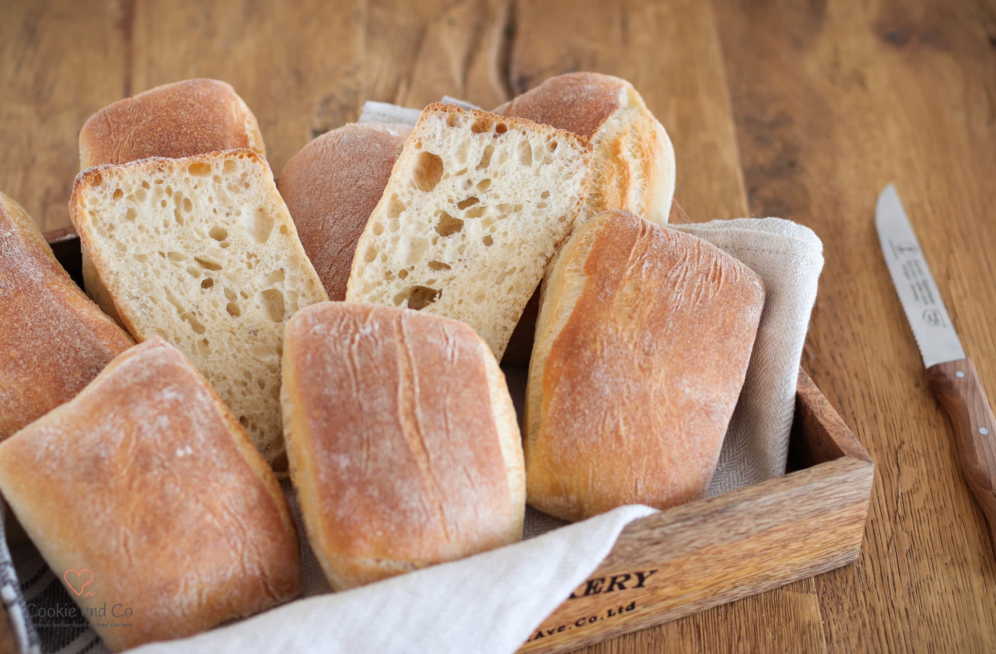 Panini mediterraneo, Ciabatta Brötchen mit Hefewasser in einer Holzkiste mit einer Leinenserviette.