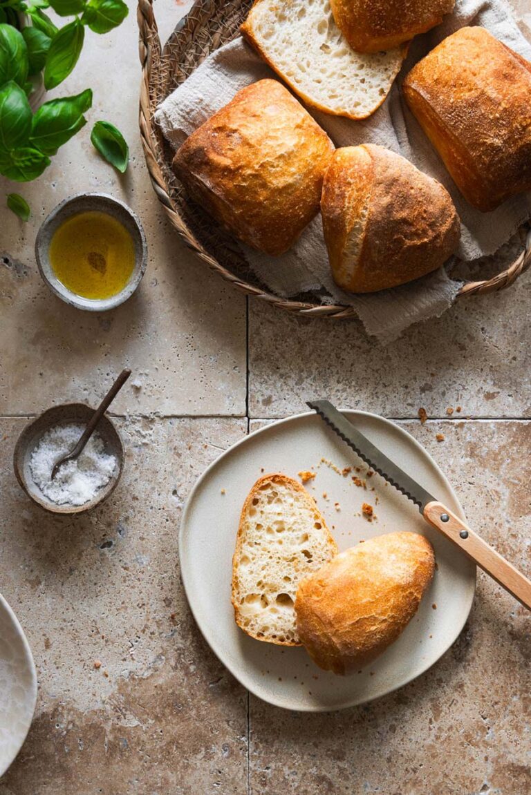 Einfache Ciabatta Brötchen mit Olivenöl über Nacht.