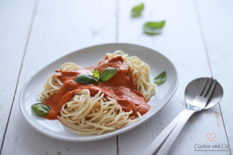 Cremige Tomatensoße mit Mozzarella