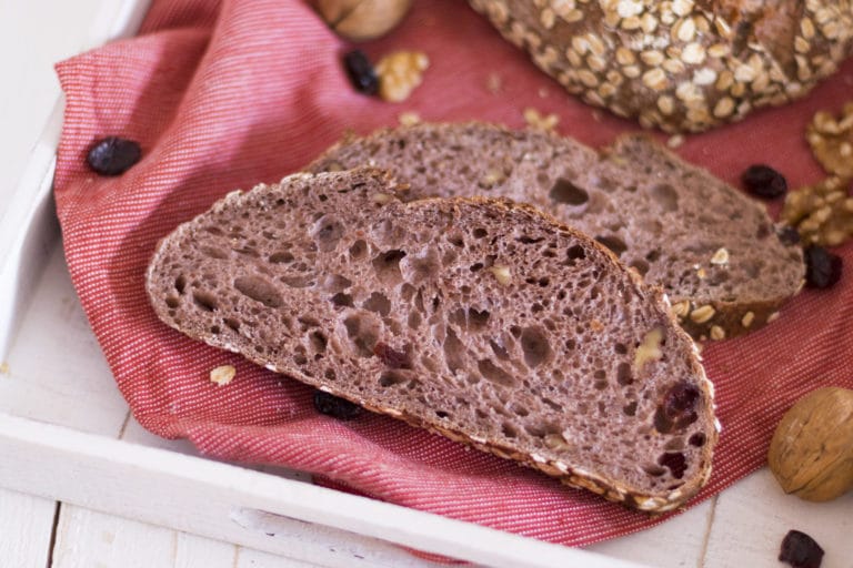 Cranberry-Walnuss-Brot in einer Holzkiste mit Walnüssen und Cranberries