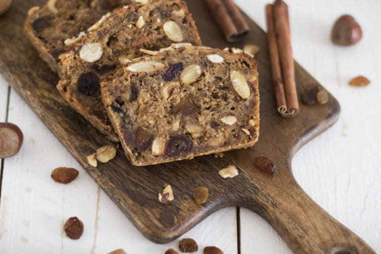 Früchtebrot in Scheiben geschnitten auf einem Holzbrett