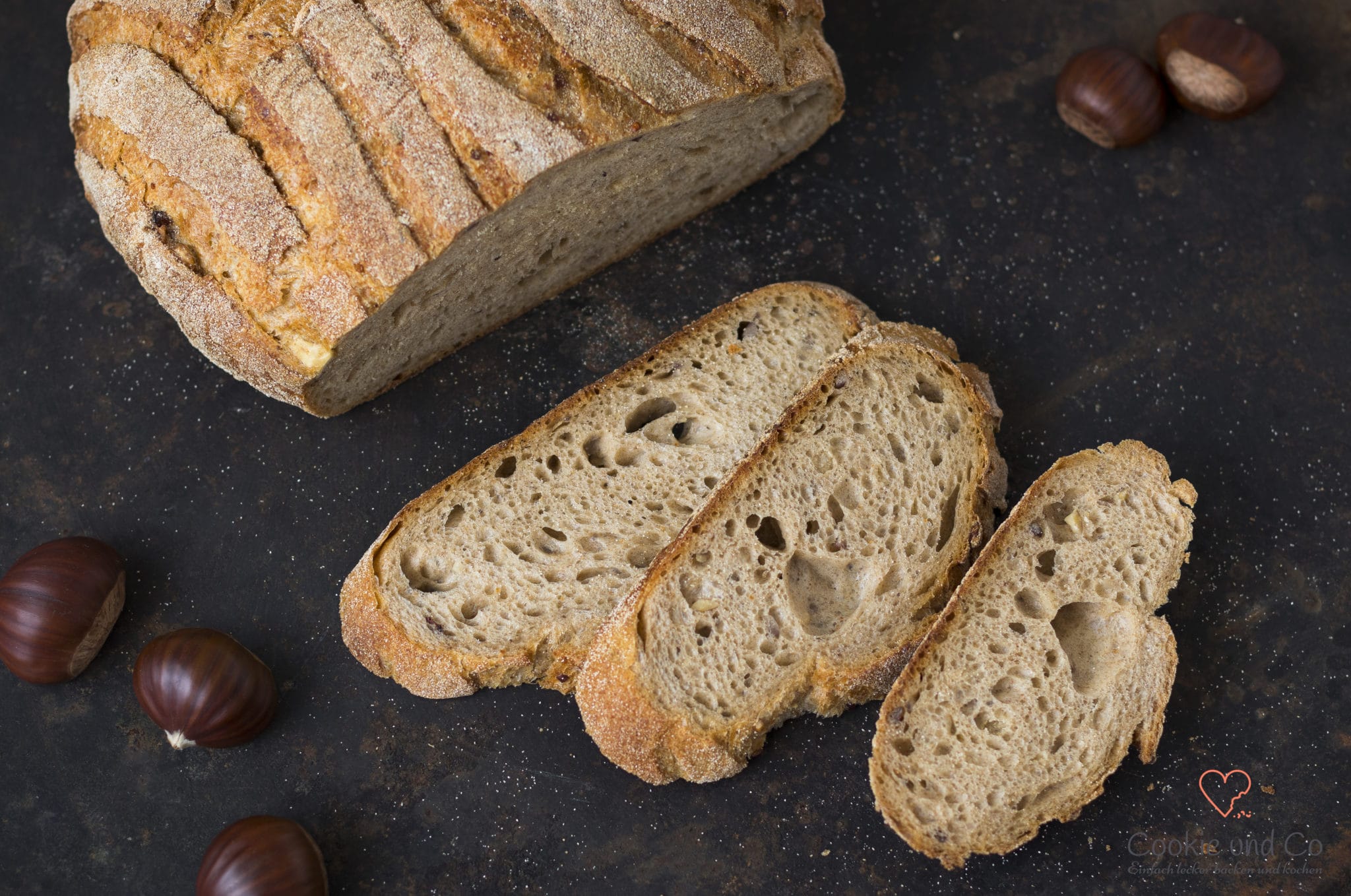 Maroni Brot aufgeschnitten auf einem alten Backblech