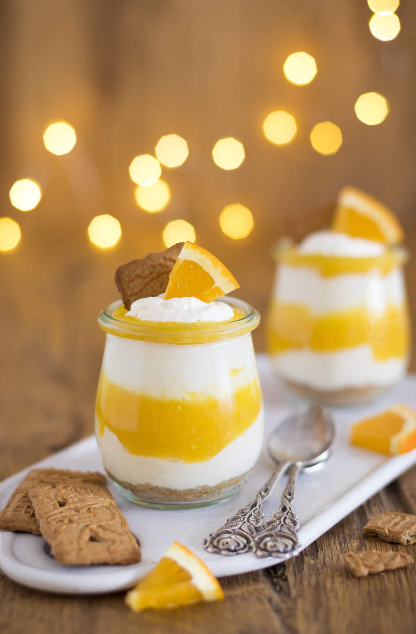 Orangen Cheesecake Dessert im Glas mit Spekulatius Keksen und Orange