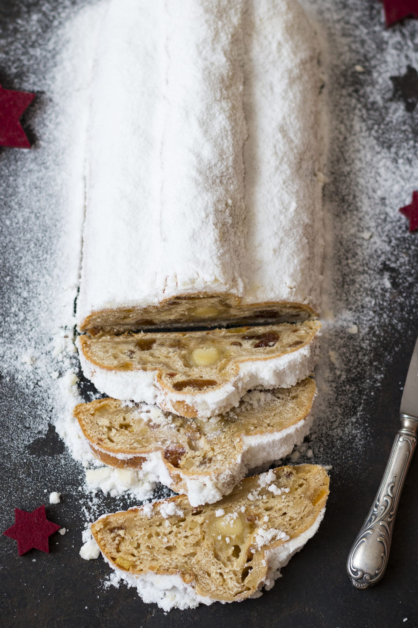 Mandel-Marzipanstollen in Scheiben geschnitten