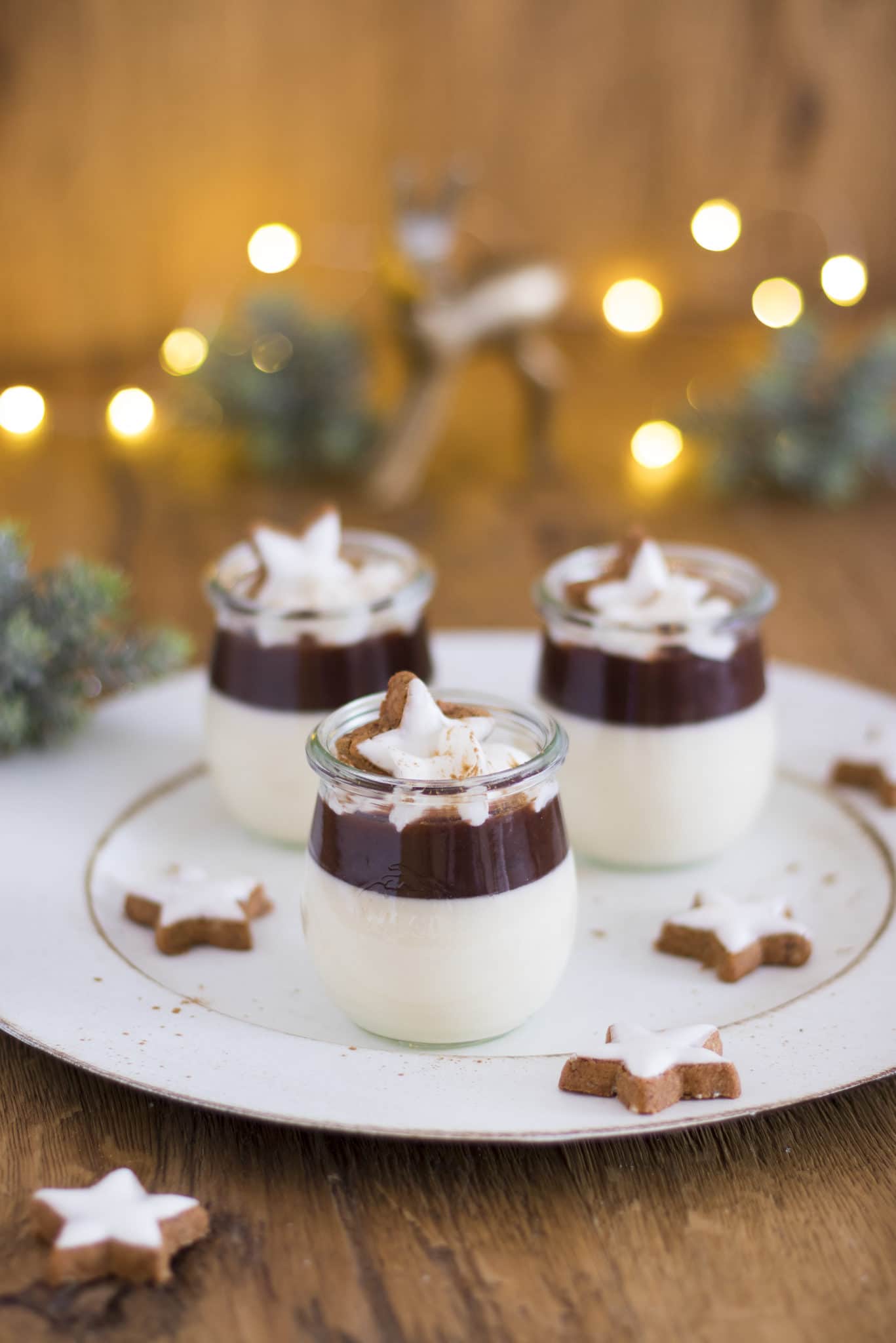 Zimt-Panna cotta mit Pflaumen-Portweinsoße im Glas mit Zimtstern