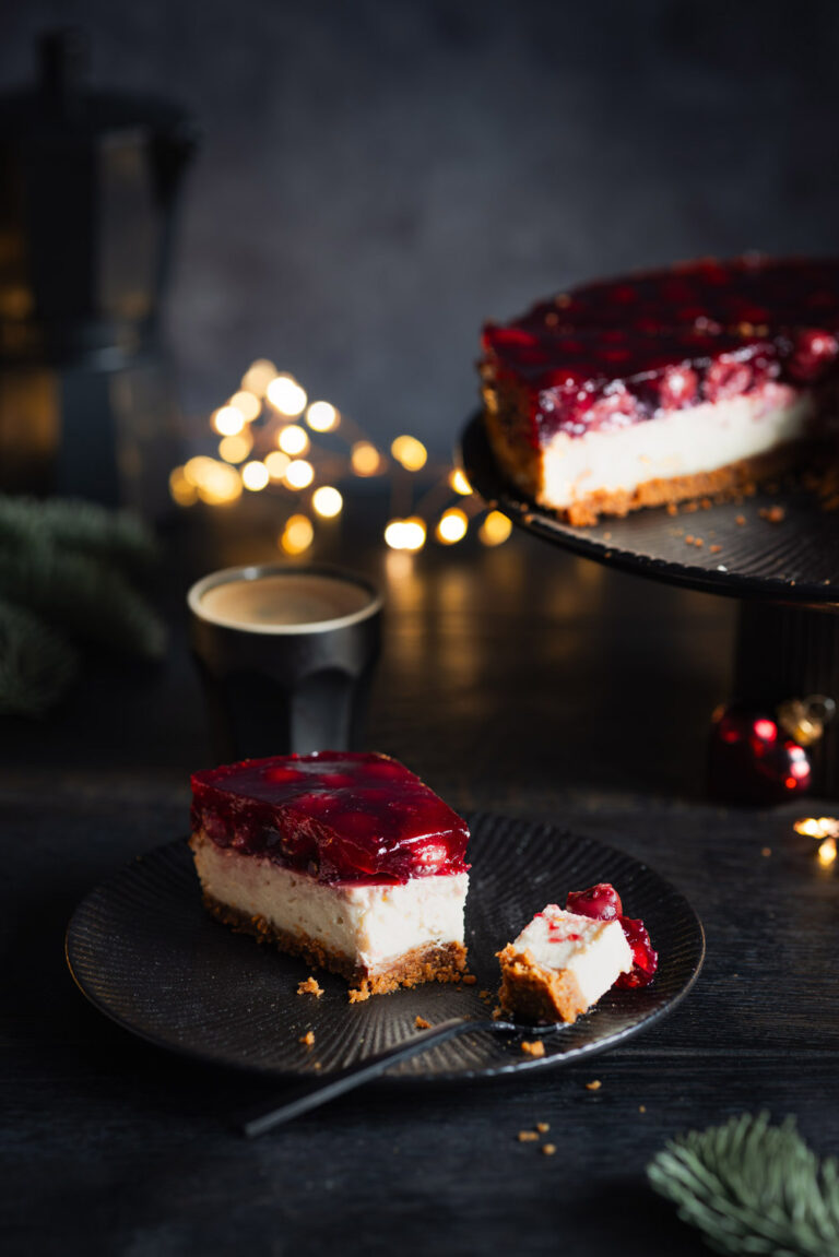 Christmas Cheesecake mit Speulatiusboden und Glühwein-Kirsch-Topping.