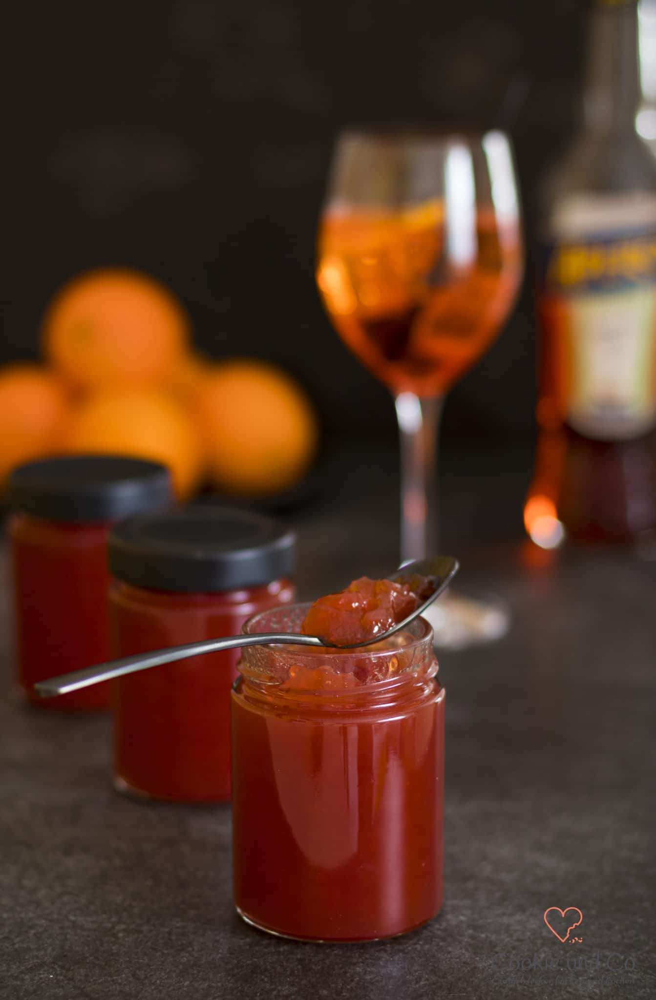 Aperol-Orangen-Geele mit Aperol Spritz im Hintergrund.