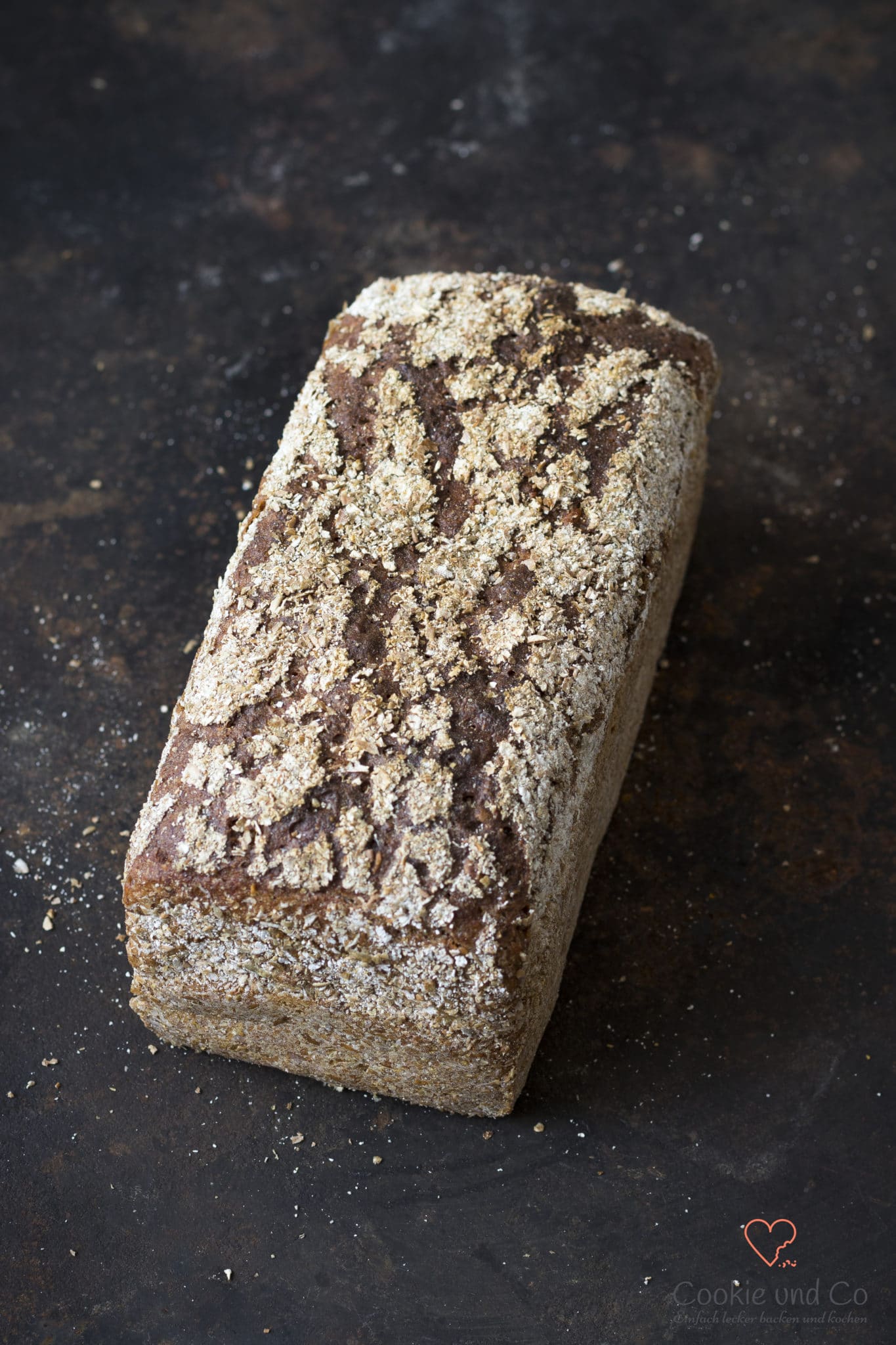 Kerniges Vollkornbrot auf einem alten Backblech.