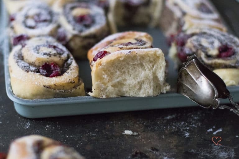 Mohn-Schnecken mit Marzipan auf einem Backblech