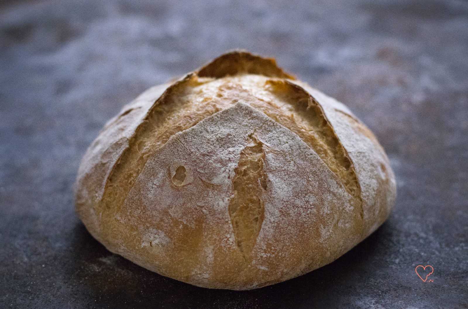 Mediterranes No Knead Bread auf einem alten Backblech.