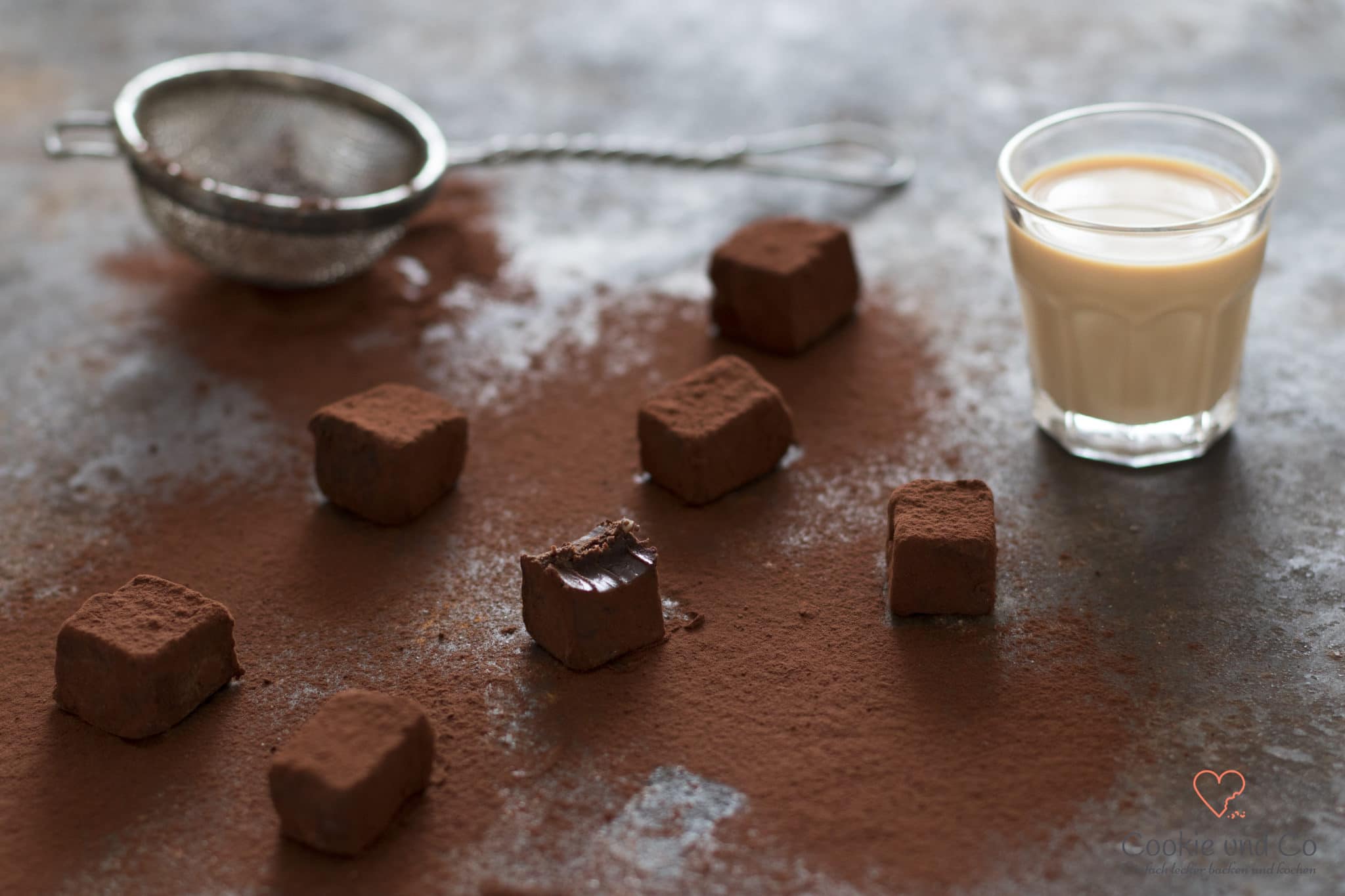 Baileys Trüffel mit kakao bepudert und einem Glas Baileys