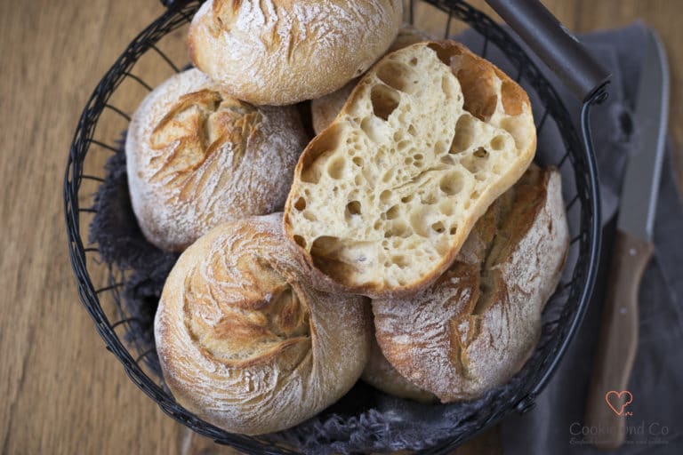 No knead Brötchen in einem Brötchenkorb