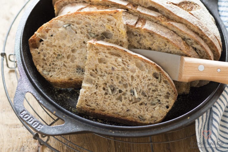 Saatenkruste mit Breadflour in Scheiben geschitten in einem Gusstopf von Lodge.