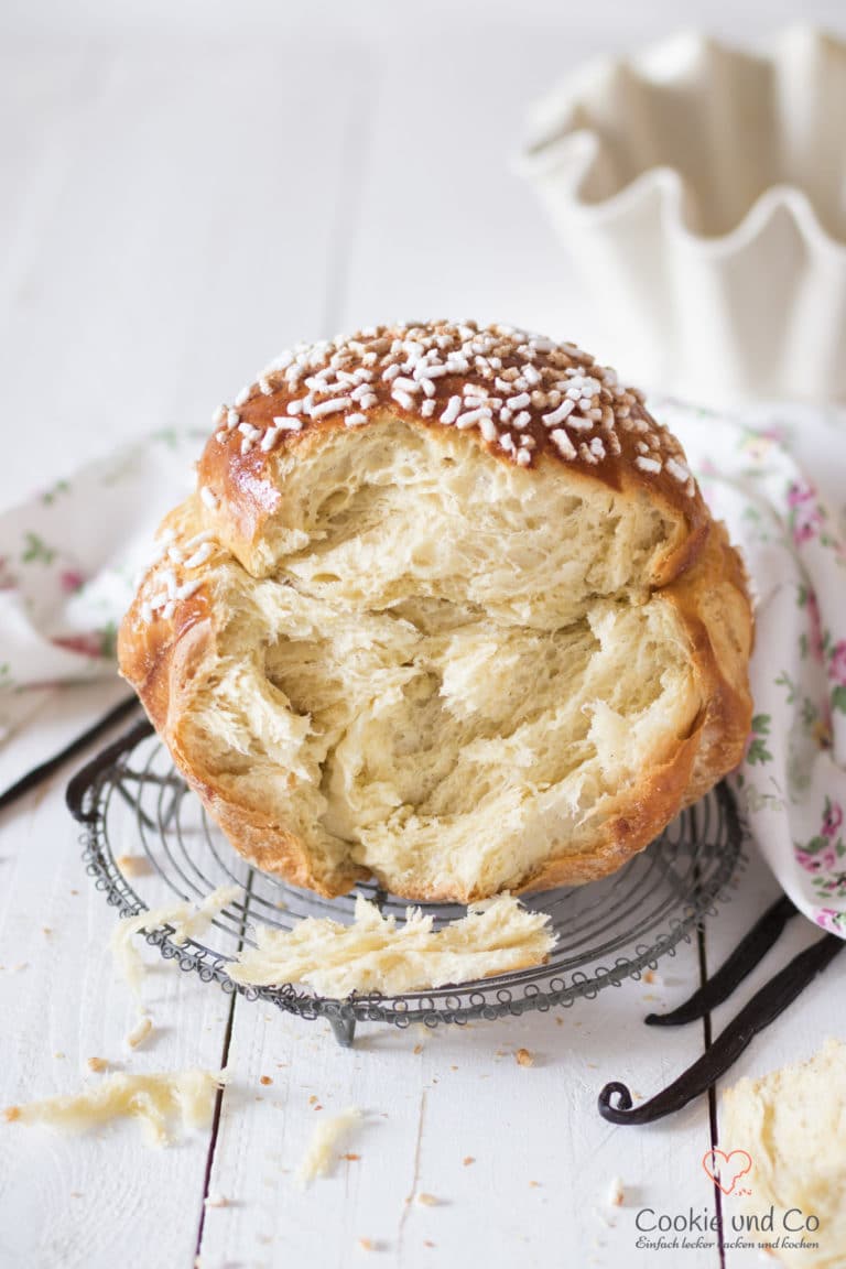 Vanille Brioche auf einem Kuchengitter mit Vanilleschoten.