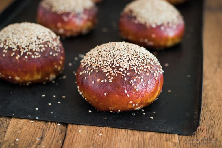 Laugen Brioche Burger Buns auf einem Backblech