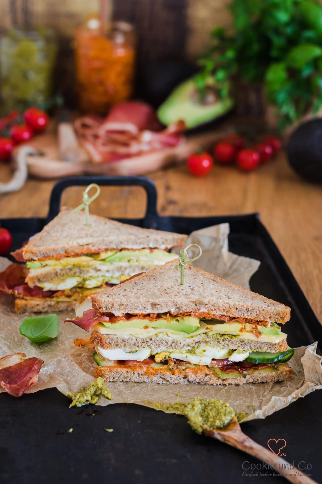 Avocado Bacon Sandwich mit zweierlei Pesto