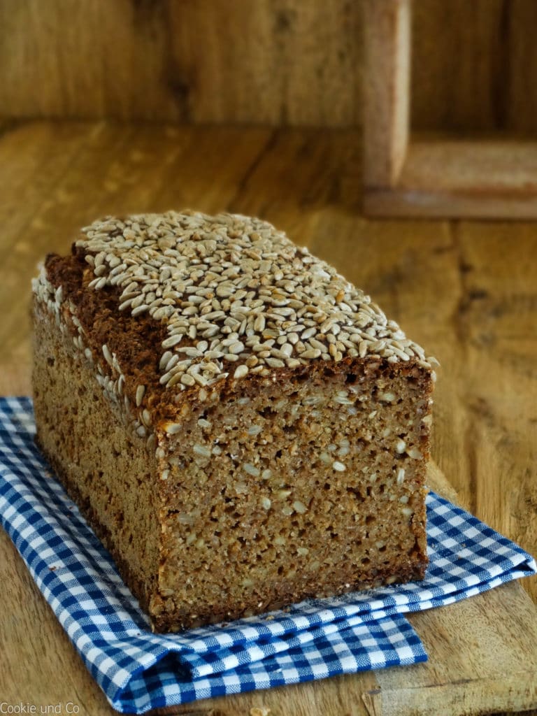 Schwarzbrot mit Sauerteig, Roggenschrot und Sonnenblumenkernen.