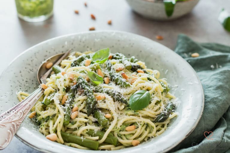 Frühlingspasta mit grünem Spargel und Bärlauchpesto