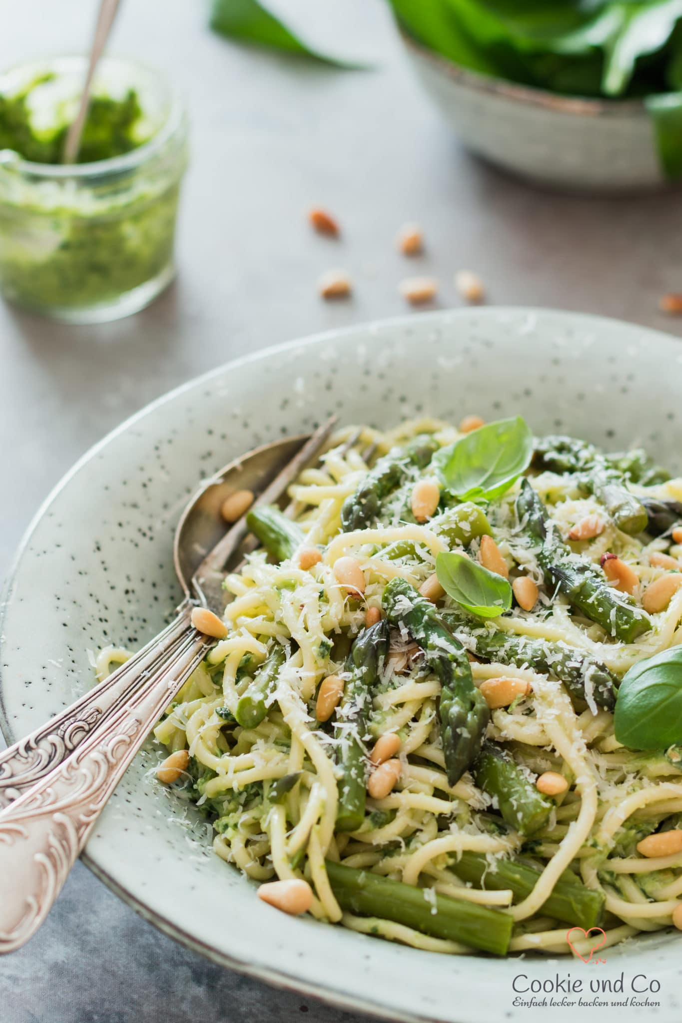 Frühlingspasta mit grünem Spargel und Bärlauchpesto