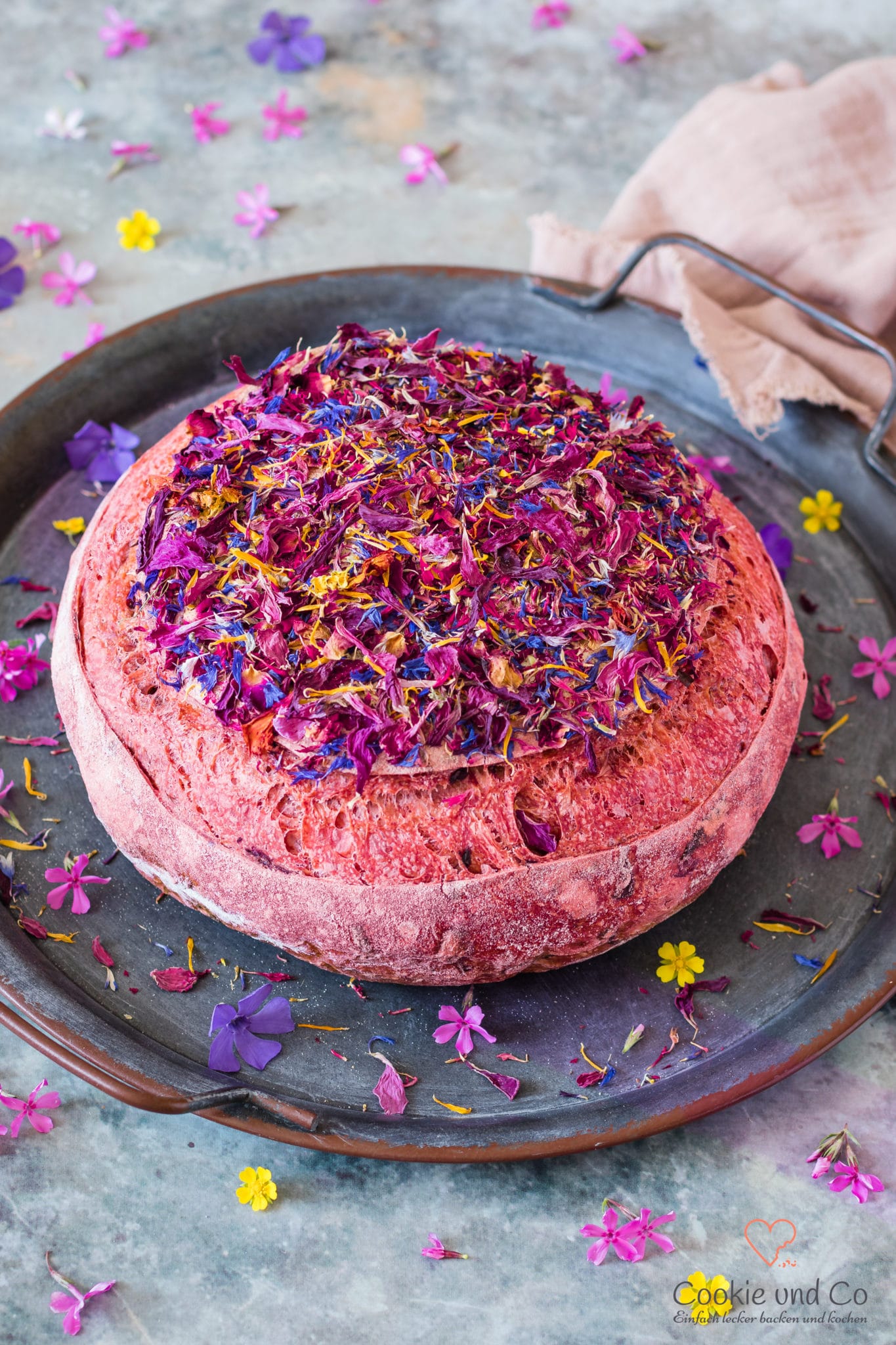 Blütenbrot mit roter Beete