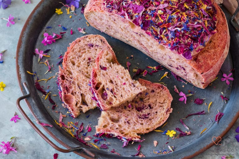 Blütenbrot mit roter Beete