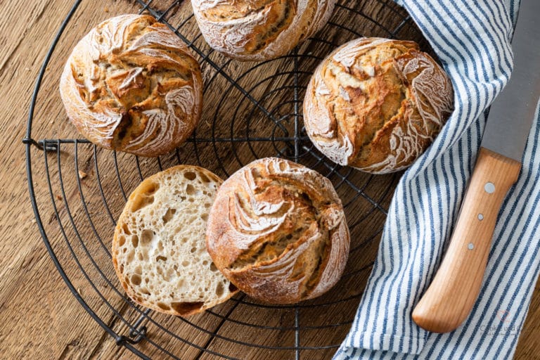 Kartoffelkrusties: rustikale Kartoffelbrötchen auf einem Kuchengitter