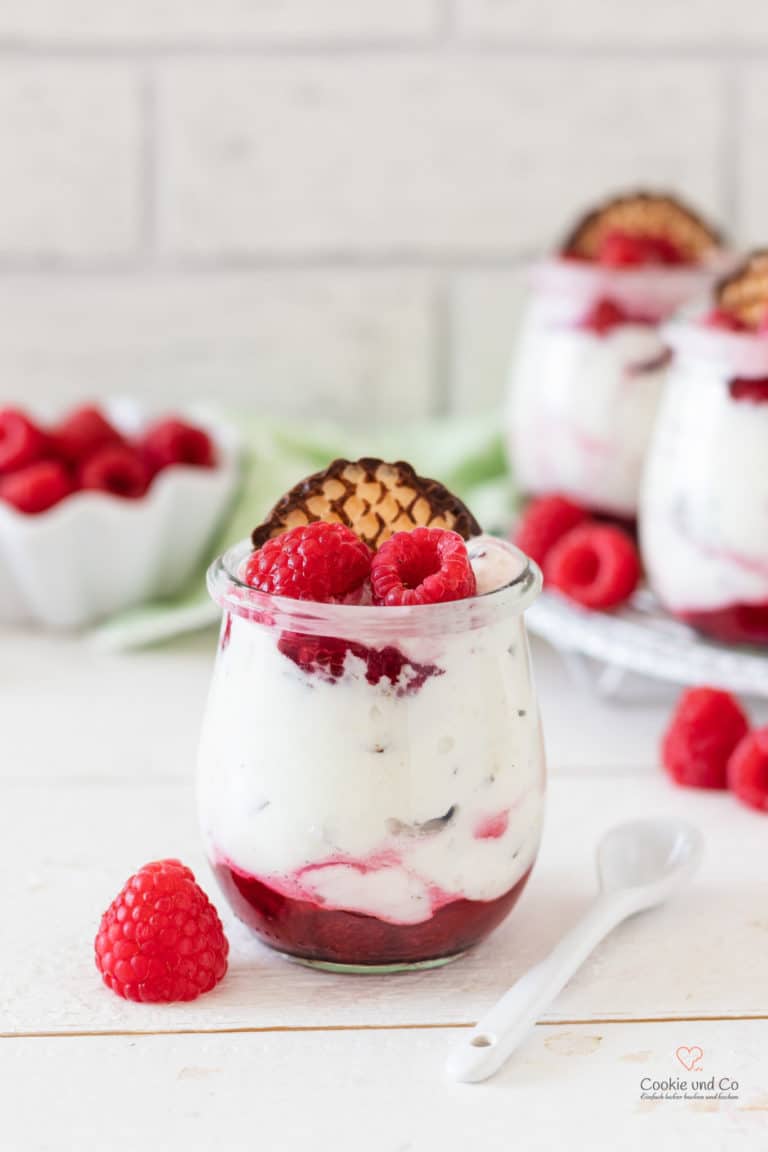 Dessert mit Himbeeren und Schokoküssen