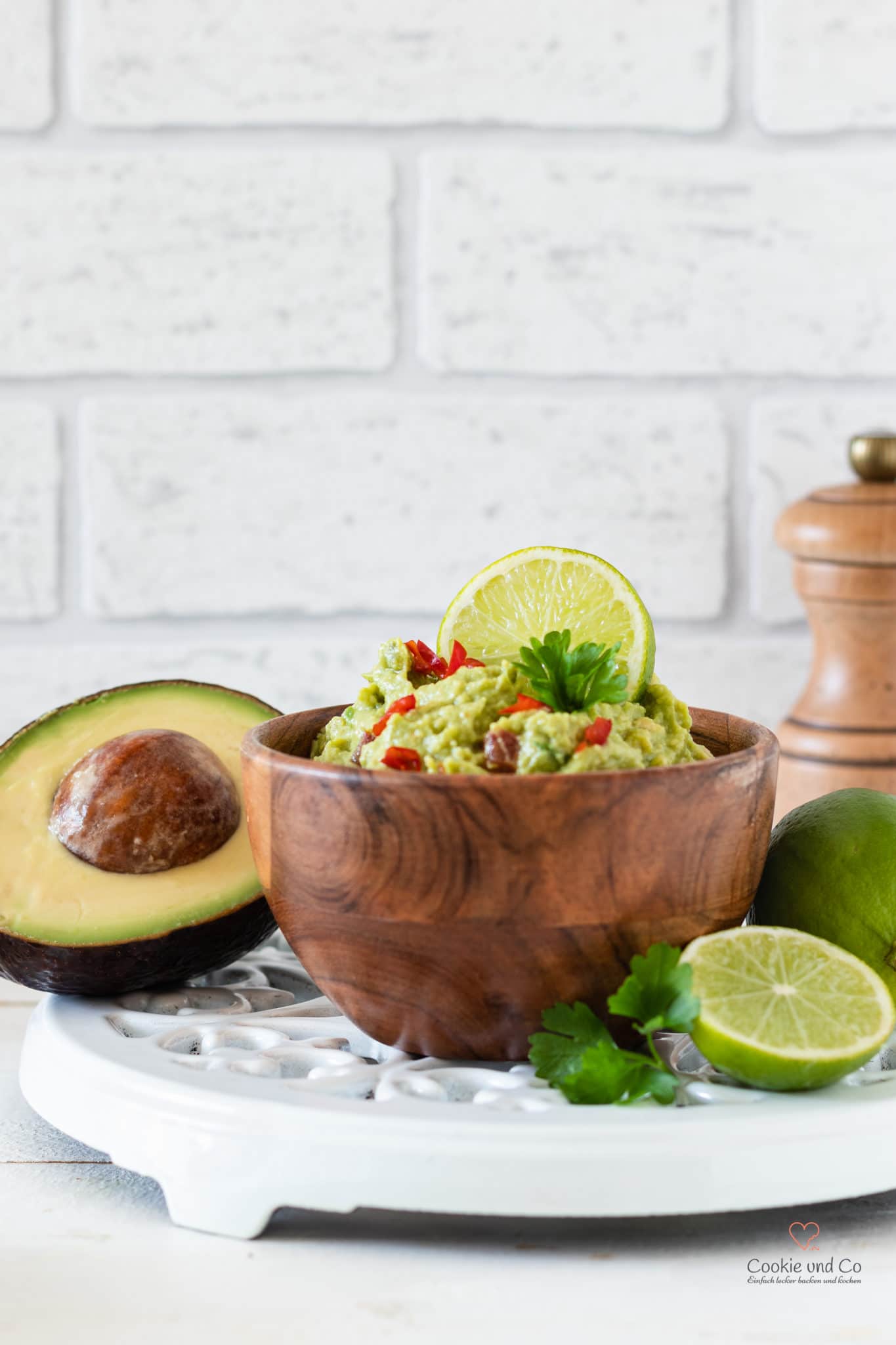 Guacamole in einer Holzschale