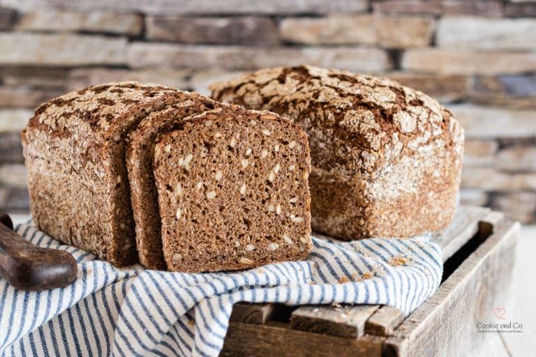 Roggenschrotbrot angeschnitten auf einer alten Holzkiste