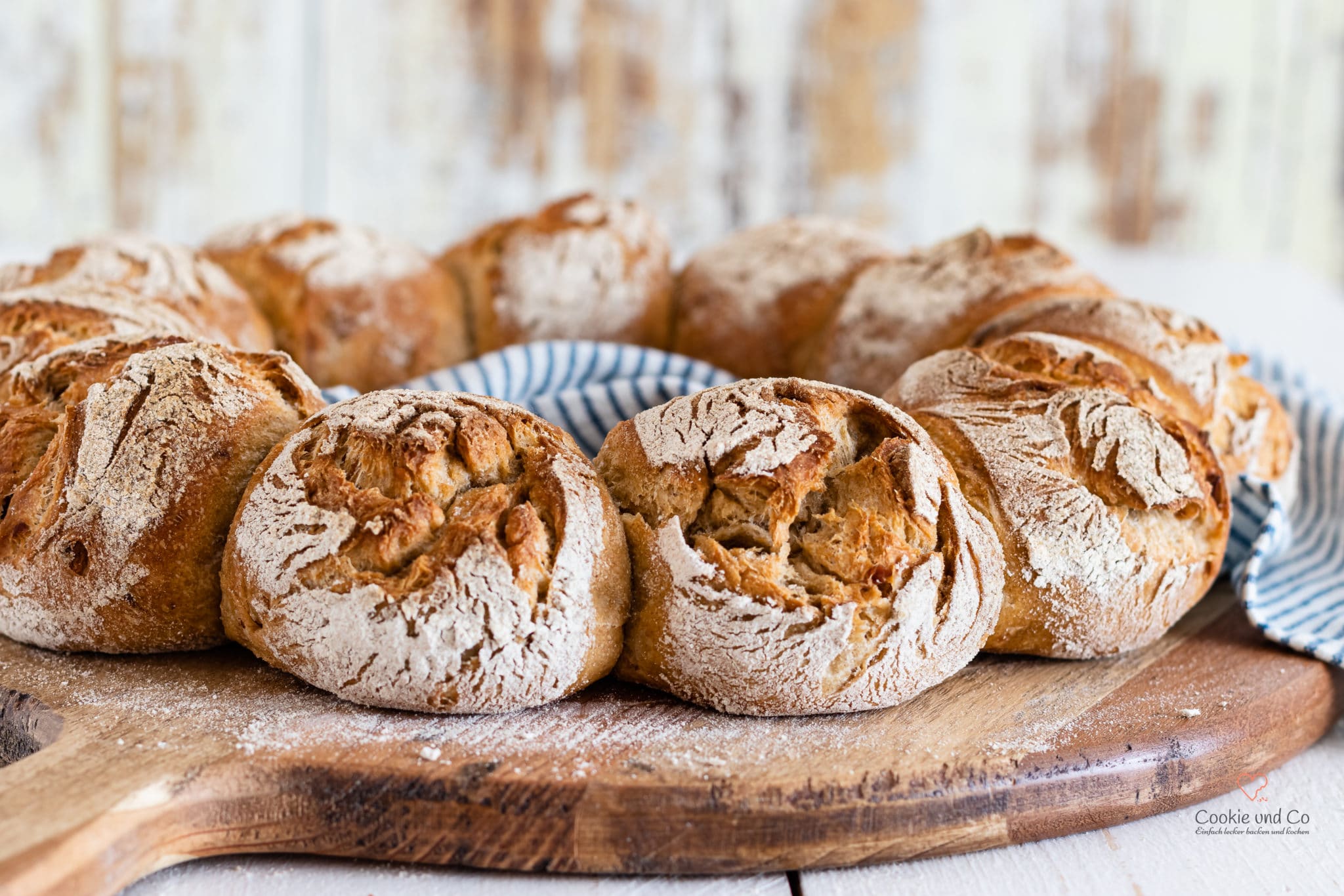 Elsässer- Zwiebelbrot als Coronne auf einem Holzbrett