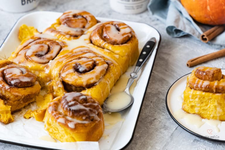 saftige Kürbis-Zimtschnecken. Das sind sehr fluffige Schnecken aus Kürbis-Hefeteig mit einer leckeren Zimt-Gewürz-Füllung.