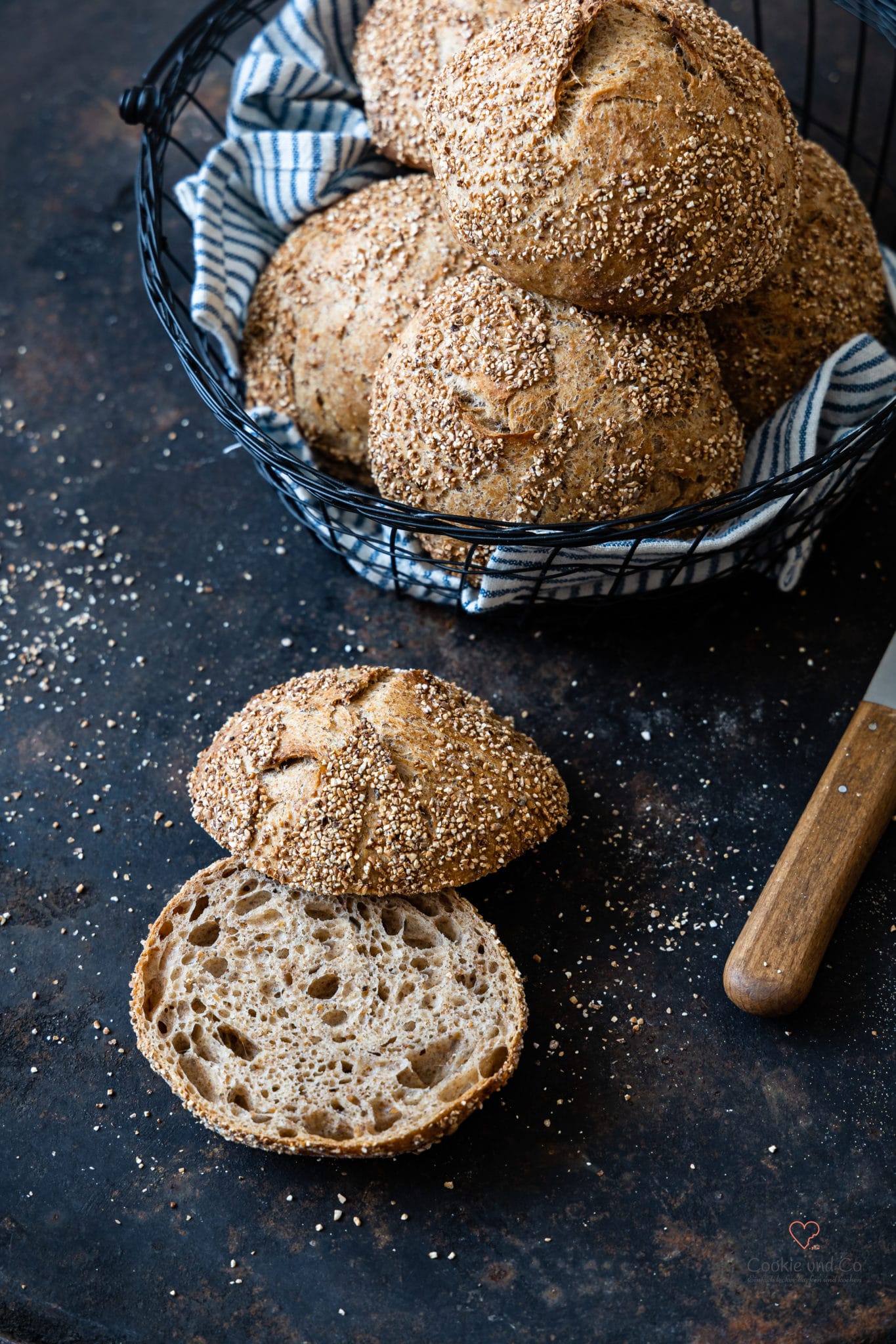 Malzkörnchen - Brötchen mit Vollkornmaehl auf einem alten backblech und im Brötchenkorb.