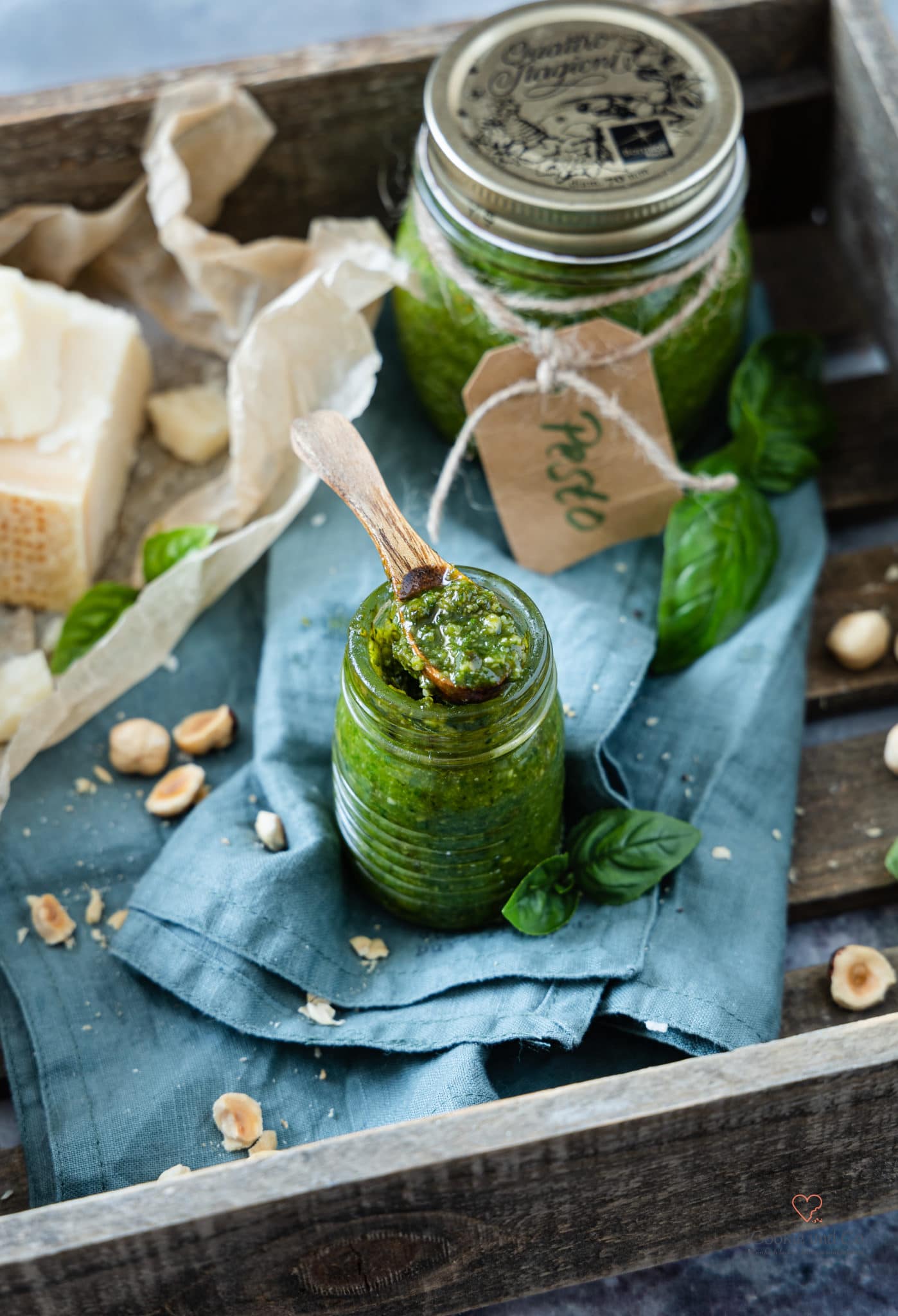 Basilikum-Nuss-Pesto in einem Glas