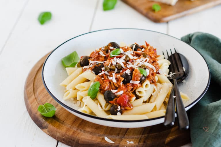 Pasta al Tonno- Spaghetti mit Thunfisch und Tomatensoße auf einem Teller