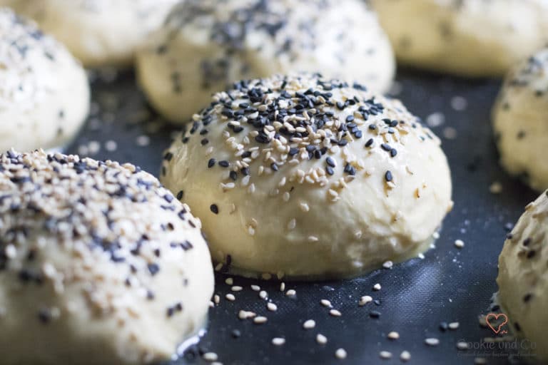 Brioche Burger Buns mit Sesam bestreut vor dem Backen