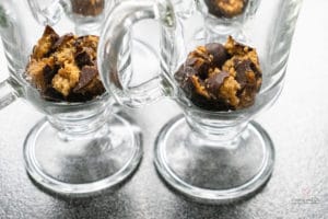 Dessert mit Kirschen und Glühwein. Ein Schicht-Dessert im Glas mit Lebkuchen