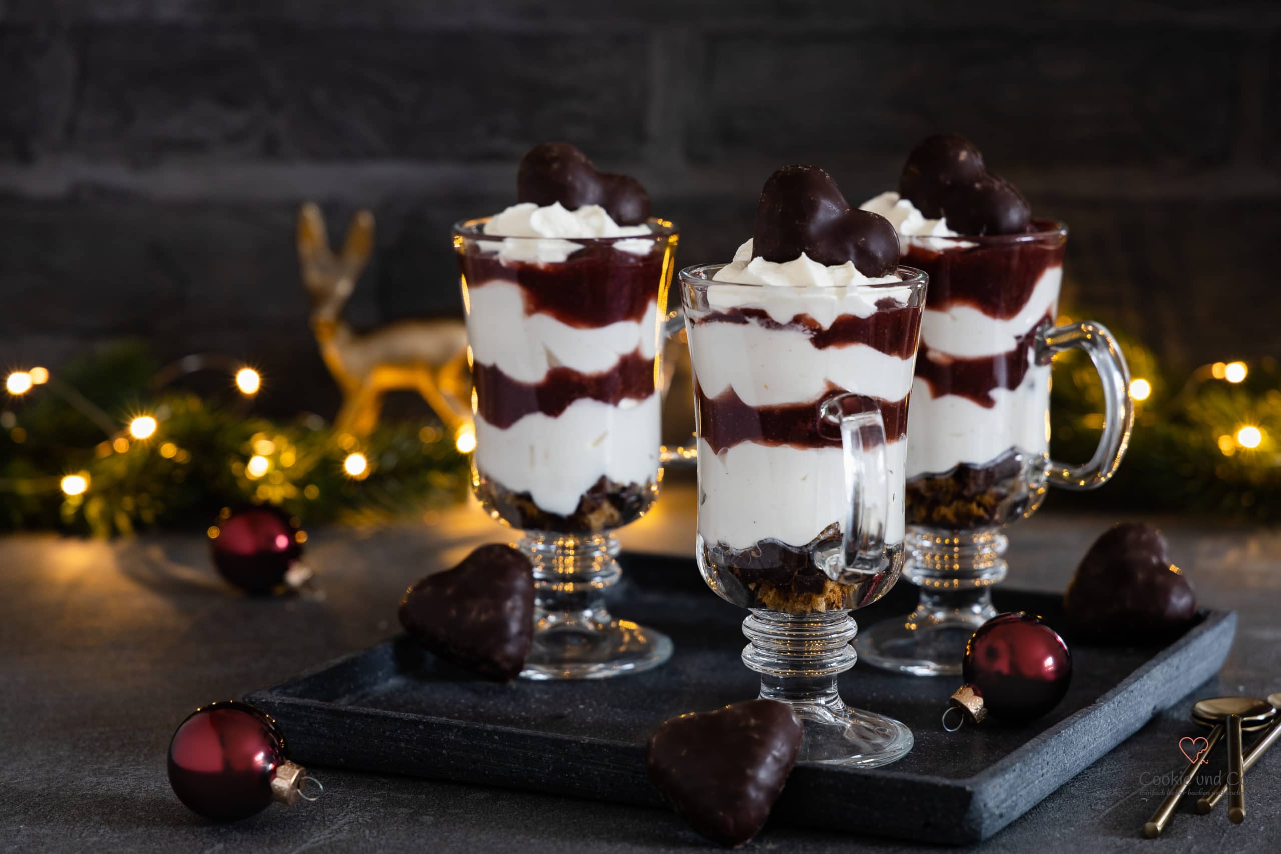 Glühwein-Kirsch-Dessert mit Lebkuchen. Ein Schichtdessert im Glas