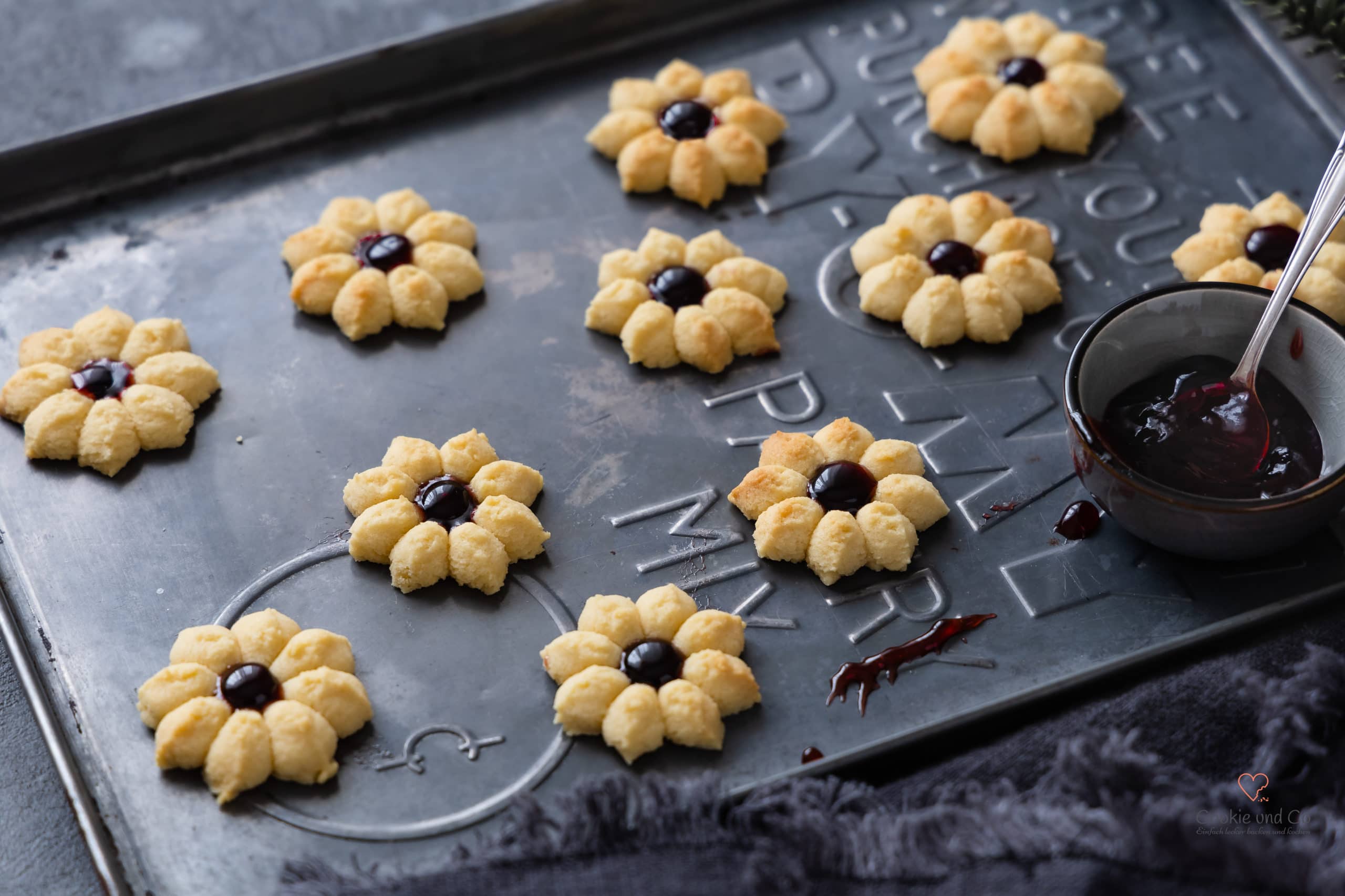 Marzipanblüten. Siritzgebäck mit Marzipan und Konfitüre