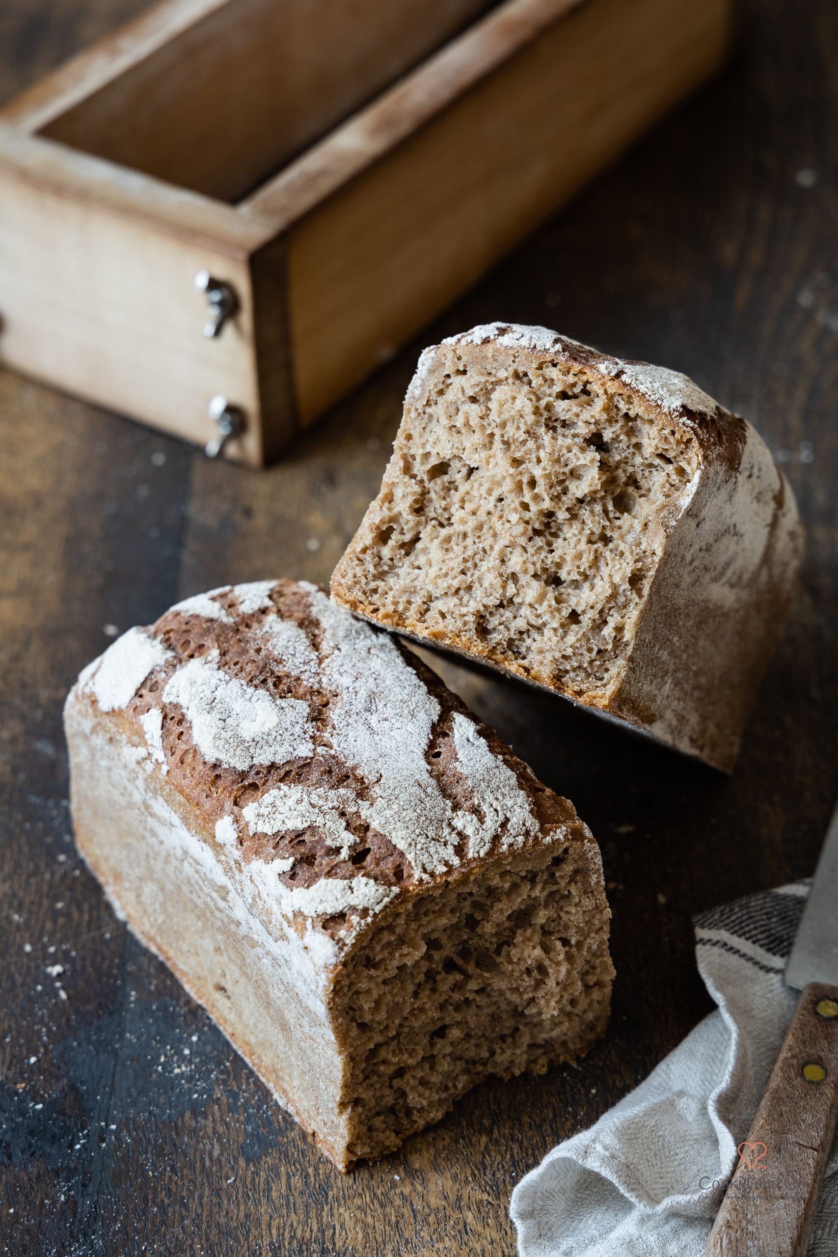 Landbrot aus dem Holzbackrahemn mit Sauerteig (ohne Hefe)