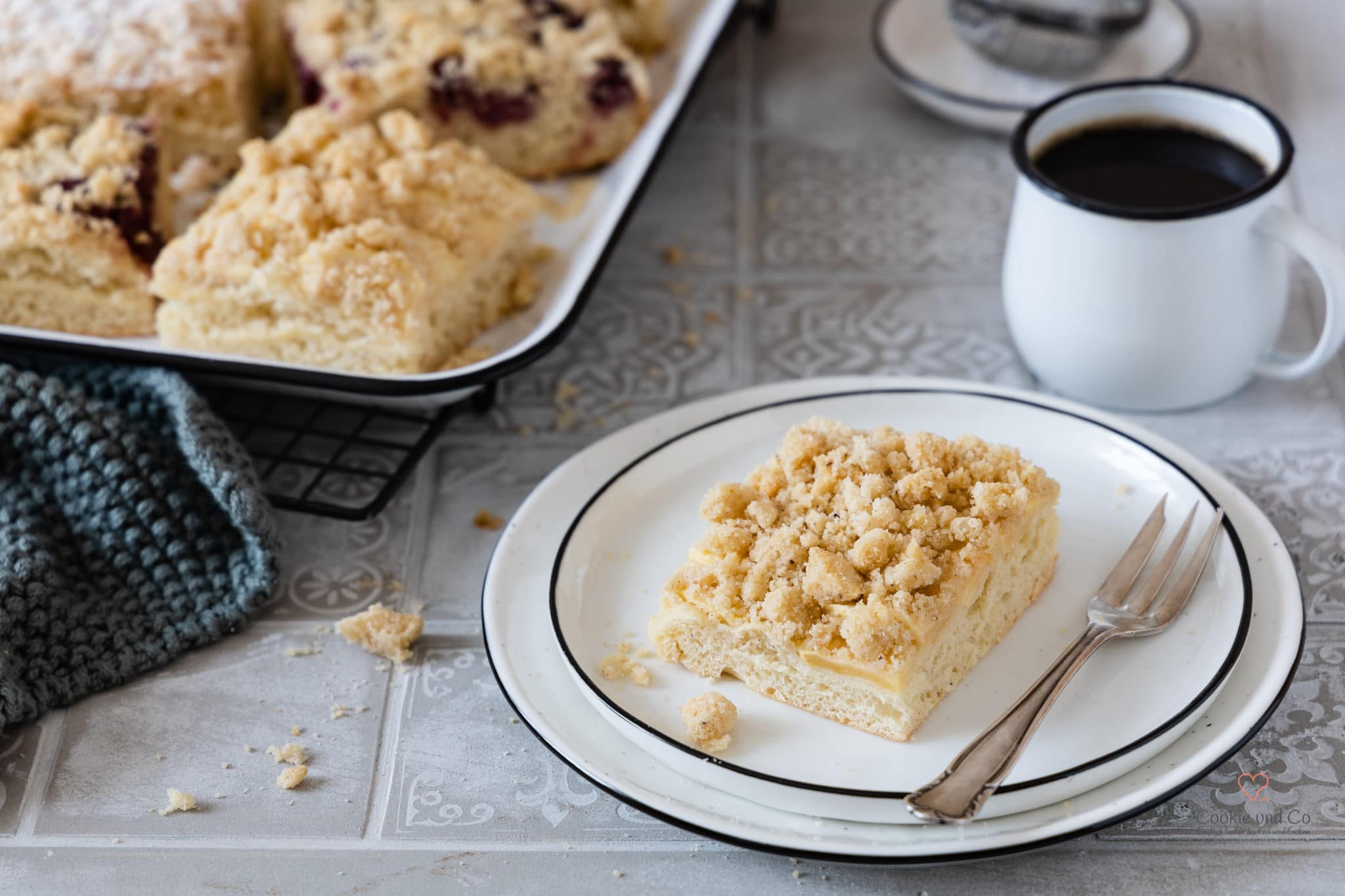 Streuselkuchen vom Blech mit wenig Hefe und Lievito adre. Obstkuchen- Blechkuchen mit Obst.