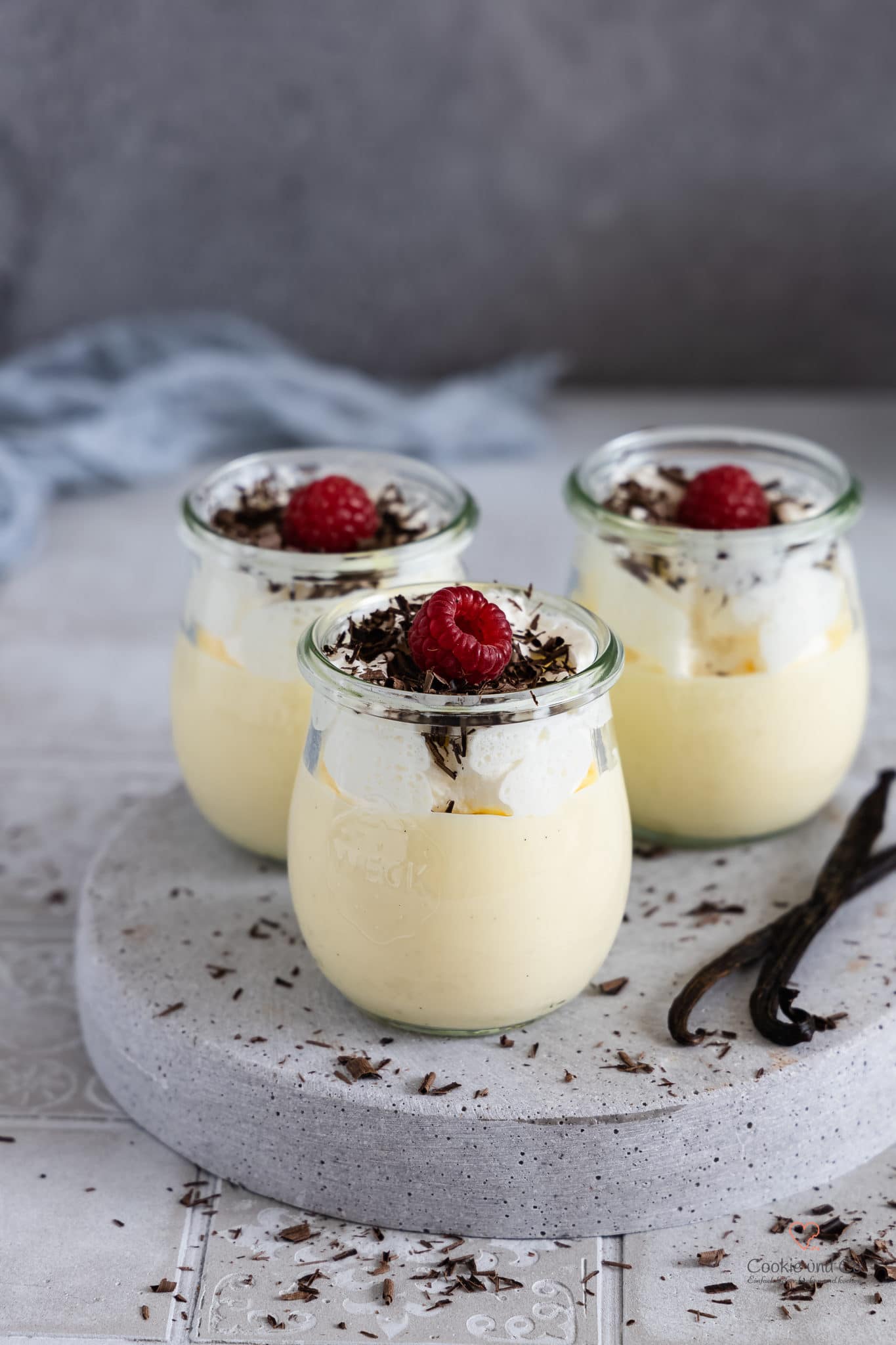 Eierlikör Dessert mit weißer Schokolade in kleinen Dessertgläsern mit geraspelter Schokolade dekoriert.