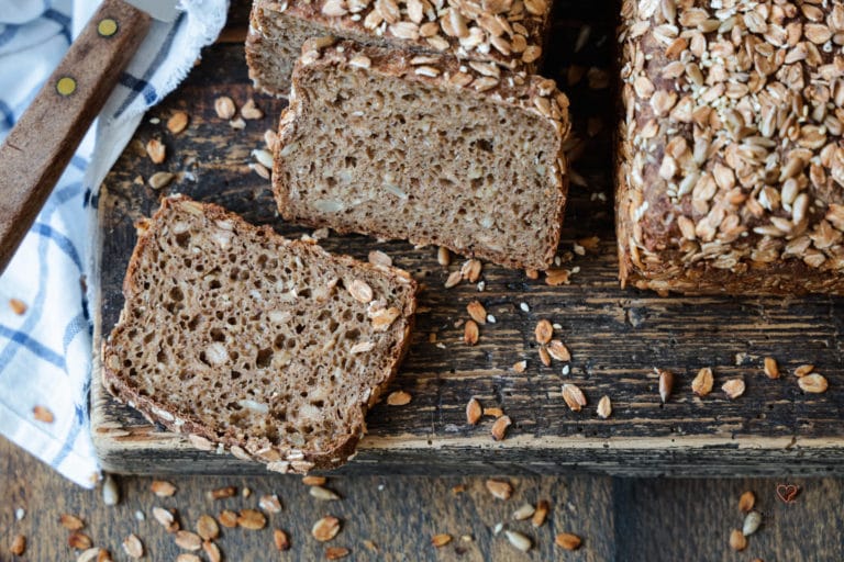 Ur-Kornkasten. Saftiges Körnerbrot aus Urgetreide mit Sauerteig. Ohne Hefe