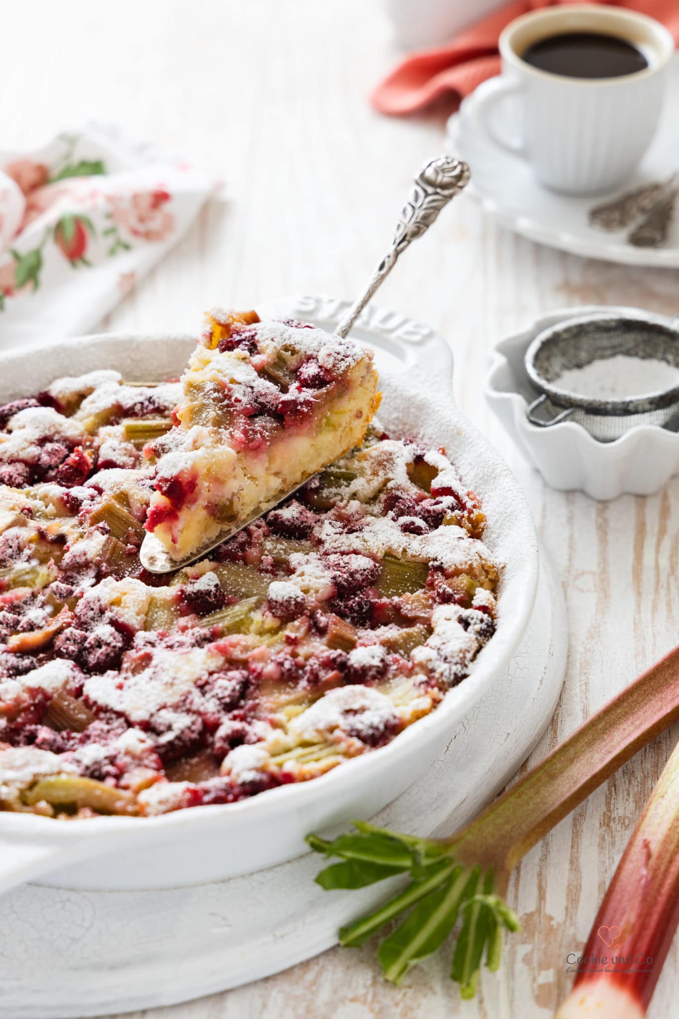 Versunkener Rhabarberkuchen mit Himbeeren